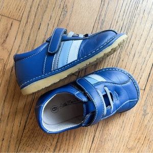 Toddler squeaker sneakers